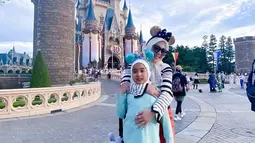 Berfoto bersama keponakan, sosok Syahrini pun terlihat sudah keibuan. Tidak jarang momen saat bercanda bersama keponakan ini ia abadikan dalam media sosial Instagramnya. yang membaut para netizen mendoakannya agar lekas memiliki buah hati. (Liputan6.com/IG/@princessyahrini)