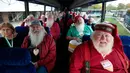 Sejumlah pria yang akan menjadi Santa Claus berada dalam bus saat perjalanan menuju sekolah Santa Claus Charles W. Howard di Midland, Michigan, Jumat (19/10). Sekolah khusus Santa Claus ini didirikan pada tahun 1937. (JEFF KOWALSKY / AFP)