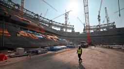 Suasana pembangunan Stadion Lusail di Qatar, Jumat (20/12). Lusail akan menjadi stadion untyuk partai pembuka dan penutup piala dunia 2022 di Qatar. (AFP/Giuseppe Cacace)