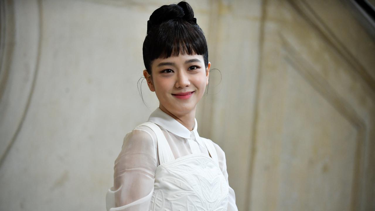 Jisoo BLACKPINK Tampil bak Audrey Hepburn di Show Dior, Duduk Bareng Anak Orang Terkaya di Dunia