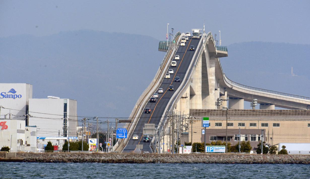 Jembatan Eshima Ohashi Bridge berhasil mencuri perhatian karena bentuknya yang ekstrem, seperti rollercoaster. Eshima Ohashi merupakan jembatan yang menguhubungan kota Matsue dan Sakaiminato di Jepang bagian Barat. (www.huffingtonpost.com)  
