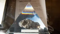 Batu dari Bulan terpajang dalam wadah kaca akrilik jelang perayaan 50 tahun misi Apollo di atas kapal USS Hornet, Alameda, California, Amerika Serikat, Selasa (16/7/2019). Sampel batu Bulan pertama kali dikumpulkan oleh astronot Apollo 11 Neil Armstrong dan Buzz Aldrin. (JOSH EDELSON/AFP)