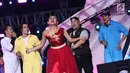 Pemain Warkop DKI Reborn, Abimana Aryasatya, Vino G. Bastian, Tora Sudiro dan Indro Warkop bergoyang ‘Chicken Dance’ melihat aksi seorang penari pada perayaan HUT Ke-27 SCTV di JIExpo Kemayoran, Jakarta, Kamis (24/8). (Liputan6.com/Immanuel Antonius)