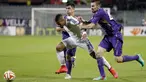 Duel panas terjadi di leg kedua 8 besar Liga Europa antara Fiorentina dengan Dynamo Kiev di Stadion Artemio Franchi, Italia, Jumat (24/4/2015). Fiorentina menang 2-0 atas Dynamo Kiev. (Reuters/Max Rossi)