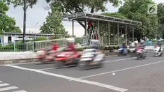Kondisi lalu lintas sekitar halte Transjakarta yang sedang dibangun di kawasan Kampung Rambutan, Jakarta, Jumat (1/3). Pembuatan halte tersebut bertujuan mempermudah warga untuk mengakses bus Transjakarta. (Liputan6.com/Immanuel Antonius)