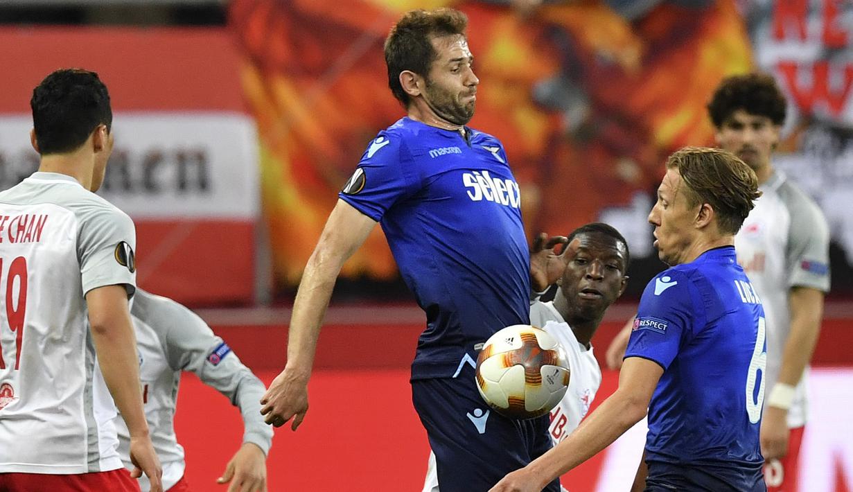 Pemain Lazio, Senad Lulic (tengah) melakukan kontrol bola saat diadang pemain Salzburg pada leg kedua Liga Europa di Red Bull Arena, Austria, (12/4/2018). Salzburg lolos ke semifinal dengan agregat gol 6-5. (AP/Kerstin Joensson)