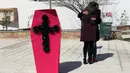 Dua aktivis berpelukan saat demonstrasi menghormati wanita yang dibunuh di Ciudad Juarez saat Hari Perempuan Internasional atau Women's Day di Jembatan Internasional Paso del Norte, Ciudad Juarez, Chihuahua, Meksiko, Rabu (7/3). (HERIKA MARTINEZ/AFP)