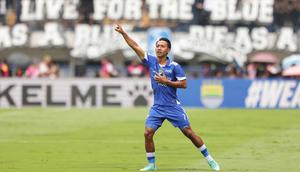 Hingga peluit panjang dibunyikan skor tidak berubah, Persib unggul 1-0 atas Persija. Tampak dalam foto, penyerang sayap kiri Persib, Beckham Putra (kiri) saat pertandingan pekan ke-17 BRI Super League 2025/2026 melawan Persija di Stadion Gelora Bandung Lautan Api (GBLA), Bandung, Jawa Barat, Minggu 11 Januari 2026. (Bola.com/Abdul Aziz)