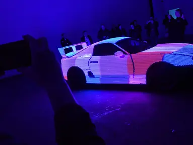 Sebuah mobil bagian dari produksi film Fast and Furious terparkir di sebuah gudang dekat Grantham di Lincolnshire, Inggris, Kamis (21/9). Lokasi ini akan dibuka untuk umum bagi yang ingin melihat langsung mobil-mobil tersebut. (BEN STANSALL/AFP)