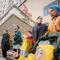 Raffi Ahmad dan Nagita Slavina bersama keluarga dan beberapa rekan artis diketahui sedang berada di New York untuk mengikuti acara marathon. Dibawa oleh brand Rexona, mari kita simak gaya sporty chic keluarga artis yang satu ini ketika berada New York. [Foto: Instagram/raffinagita1717]