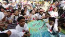 Sejumlah anak ikut aksi damai "Memutus Mata Rantai Darurat Kekerasan Terhadap Anak" di kawasan Bundaran HI, Jakarta, Minggu (14/12/2015). (Liputan6.com/Faizal Fanani)