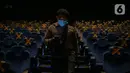 Seorang penonton memasuki bisokop CGV Grand Indonesia, Jakarta, Kamis (16/9/2021). Pemerintah memberikan kelonggaran dengan memperbolehkan bioskop buka kembali di wilayah berstatus pemberlakuan pembatasan kegiatan masyarakat (PPKM) level 3 dan 2. (Liputan6.com/Faizal Fanani)