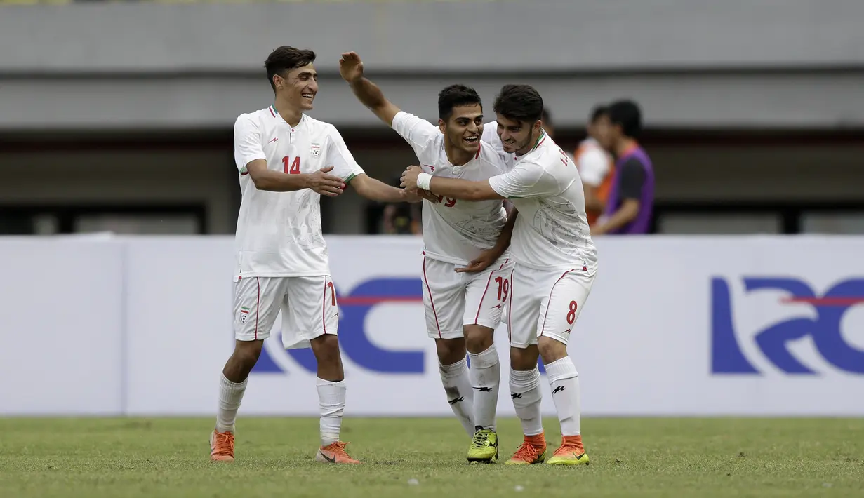 Striker Timnas Iran U-19, Ali Sobhani, merayakan gol yang dicetaknya ke gawang Timnas Indonesia U-19 pada laga uji coba di Stadion Patriot Chandrabhaga, Bekasi, Sabtu (7/9). Indonesia kalah 2-4 atas Iran. (Bola.com/Yoppy Renato)