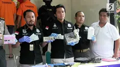 Polisi menangkap dua orang yang menipu dengan modus memberikan modal investasi dengan menggunakan uang dolar palsu.