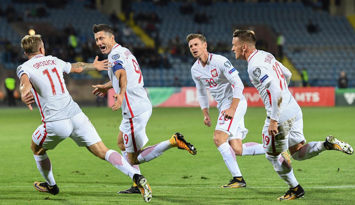 Robert Lewandowski dan rekan-rekannya membawa Polandia menduduki peringkat keenam pada rangking FIFA dengan koleksi 1250 poin. (AFP/Kirill Kudryavtsev)
