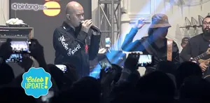 Penampilan Ahmad Dhani dan Dul di konser Dewa 19.