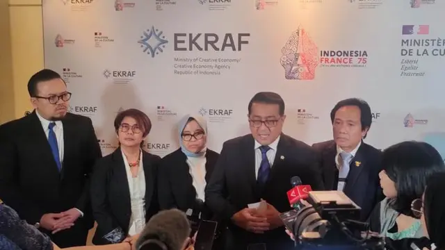 Menteri Ekonomi Kreatif Republik Indonesia (Menteri Ekraf RI) Teuku Riefky Harsya bersama Menteri Kebudayaan Prancis Rachida Dati. (Liputan6.com/Henry)