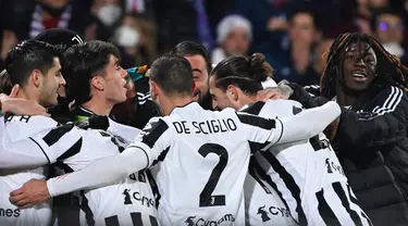 Para pemain Juventus merayakan gol ke gawang Fiorentina pada pertandingan sepak bola leg pertama semifinal Coppa Italia di Stadion Artemio-Franchi, Florence, Italia, 2 Maret 2022. Juventus menang 1-0. (Alberto PIZZOLI/AFP)