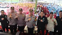 Kepala Polres Rokan Hulu AKBP Budi Setiyono bersama ribuan mahasiswa menyatakan tidak akan menjadi golput dalam Pilkada 2024 dan melawan berita hoax. (Liputan6.com/M Syukur)