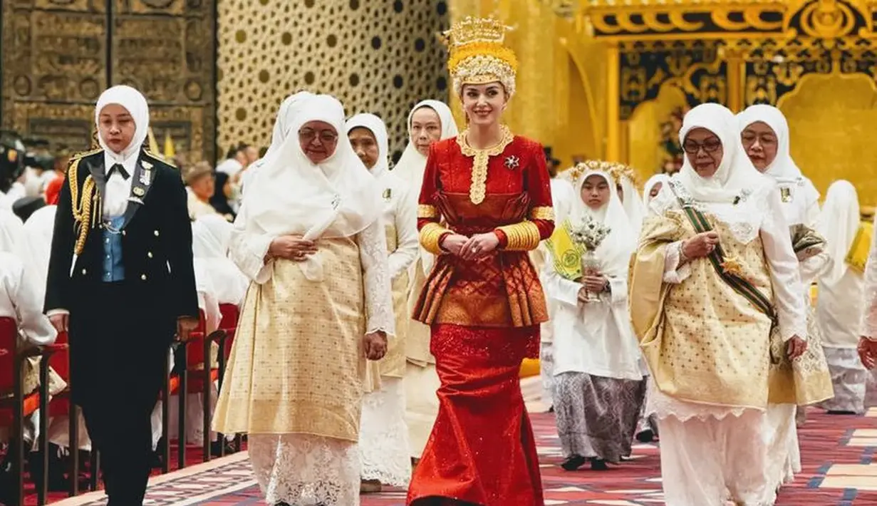 <p>Untuk bawahannya, ia mengenakan rok panjang model mermaid serta alas kaki heels warna serasi. Ia tampak menyematkan aksesori bros di salah satu sisi bajunya. [@_fdreyes]</p>