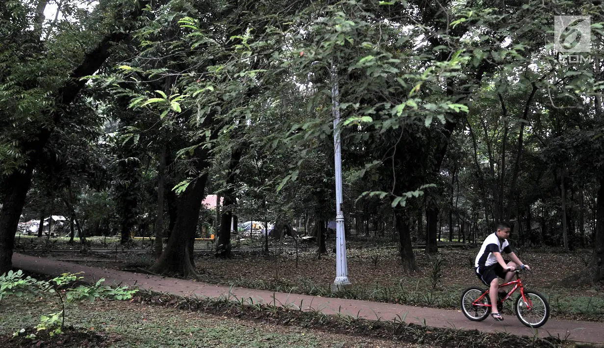 Warga bermain sepeda di Taman Hutan Kota Tebet, Jakarta, Kamis (19/4). Pemprov DKI Jakarta mengalokasikan anggaran sebesar Rp 27 miliar untuk penataan hutan kota. (Merdeka.com/Iqbal Nugroho)