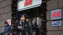 Seorang pria membawa kantong belanja setelah meninggalkan toko utama H&M di Moskow, Rusia, Rabu (30/11/2022). Di hari terakhir pembukaan, H&M menjual seluruh persediaan dengan diskon besar-besaran. (AP Photo/Alexander Zemlianichenko)