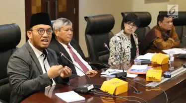 Ketum Pimpinan Pusat Pemuda Muhammadiyah Dahnil Anzar Simanjuntak (kiri) memberi pernyataan saat diskusi publik di kantor staff presiden, Jakarta, Kamis (7/9). (Liputan6.com/Angga Yuniar)
