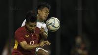Gelandang Timnas Indonesia, Febri Hariyadi, berebut bola dengan pemain Vietnam pada laga SEA Games di Stadion MPS, Selangor, Selasa (22/8/2017). Kedua negara bermain imbang 0-0. (Bola.com/Vitalis Yogi Trisna)