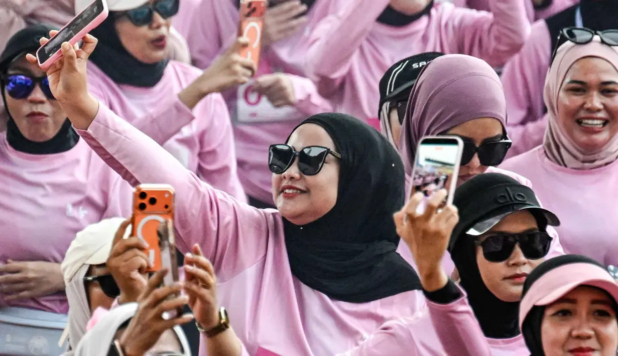 Bertajuk She Runes the World, lari santai diselenggarakan untuk menginspirasi para perempuan menjadi versi terbaik diri mereka. Tampak dalam foto, para pelari wanita mengikuti acara 'She Runes the World' di stadion Harapan Bangsa, Banda Aceh, Aceh, pada Minggu 3 Mei 2026. (CHAIDEER MAHYUDDIN/AFP)