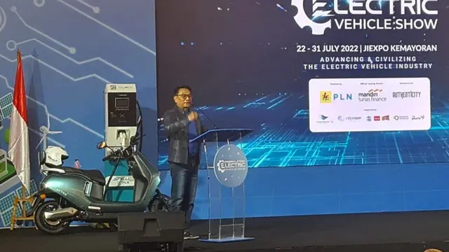Kepala Staff Kepresidenan (KSP) sekaligus Ketua Umum Periklindo Moeldoko di ajang Periklindo Electric Vehicle Show (PEVS) 2022. (Dok PLN)