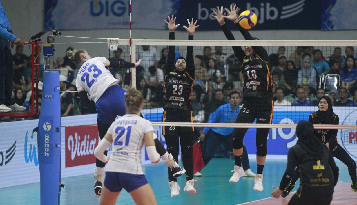 <p>Pemain Bandung BJB Tandamata, Vera Kastsiuchyk (kiri) melepaskan spike yang berusaha diblok dua pemain Jakarta Popsivo Polwan, Dian Pratiwi (tengah) dan Putri Wulansari pada laga seri kedua putaran kedua PLN Mobile Proliga 2024 di GOR Si Jalak Harupat, Kabupaten Bandung, Jumat (7/6/2024). Bandung BJB Tandamata menang 3-2 (28-26, 26-24, 18-25, 12-25 dan 15-13). (Dok. PBVSI)</p>