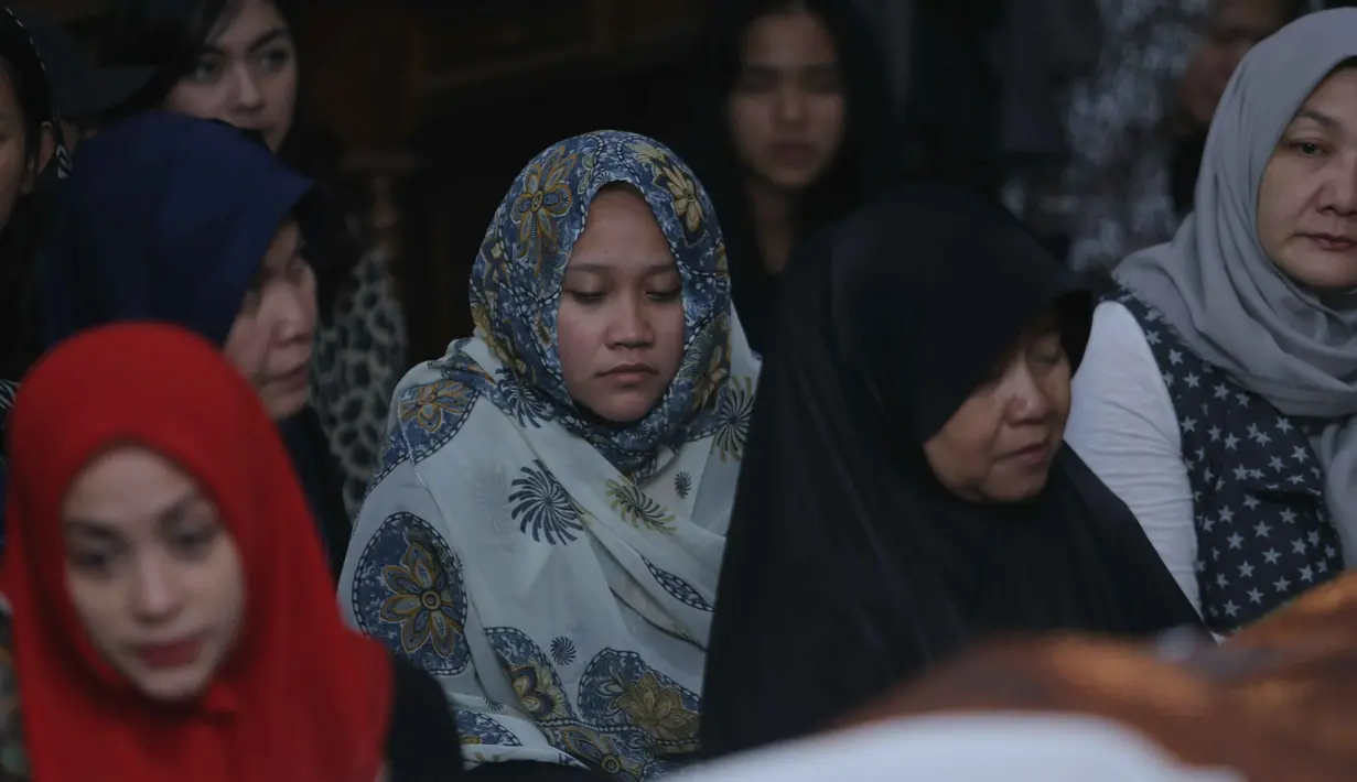 Isak tangis dari keluarga, anak dan sanak saudara warnai rumah duka. Bahkan menurut Agum Gumelar seperti menirukan Tukul, sebelum meninggal Susi masih ikut pengajian. (Andi Masela/Bintang.com)