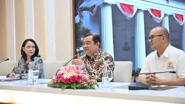 Direktur Jenderal Amerika dan Eropa Duta Besar Umar Hadi (tengah) dalam konferensi pers mengenai INALAC Business Forum 2024, Jakarta, Selasa (27/8/2024). (Dok. Kemlu RI)