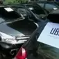 Taksi Uber tidak memasang nama atau logo perusahaan, tidak ada lampu mahkota dan tidak menggunakan pelat nomor kuning. 