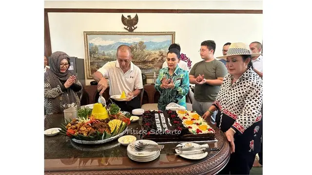 6 Potret Sigit Harjojudanto Putra Kedua Soeharto Bareng Istri, Langgeng 52 Tahun