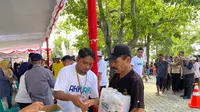 Dalam rangka menyambut Bulan Suci Ramadhan dan memeriahkan HUT ke 26 Kementerian BUMN, PT ASDP Indonesia Ferry (Persero) membagikan 1000 paket sembako gratis untuk masyarakat di sekitar Pelabuhan Bolok, Kupang, Nusa Tenggara Timur.