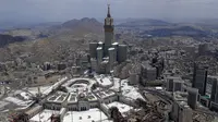 Pemandangan Masjidil Haram dengan Menara Abraj Al-Bait, Makkah, Arab Saudi, Senin (12/8/2019). Abraj Al-Bait merupakan menara jam tertinggi di dunia dengan dihiasi dua juta lampu LED dan dipasangi jutaan kaca mozaik serta menelan biaya Rp 10,6 triliun. (FETHI BELAID/AFP)