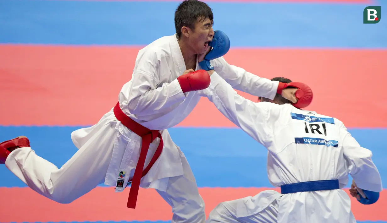Karateka Indonesia, Rifki Ardiansyah Arrosyiid, saat beraksi pada Asian Games di JCC Senayan, Jakarta, Minggu (26/8/2018). Rifki berhasil medapat medali emas di nomor kumite 60 kilogram. (Bola.com/Peksi Cahyo)