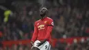 Ekspresi pemain Manchester United, Romelu Lukaku saat gagal mencetak gol ke gawang Huddersfield Town pada laga Premier League di Old Trafford, Manchester, (3/2/2018). MU menang 2-0. (AFP/Paul Ellis)