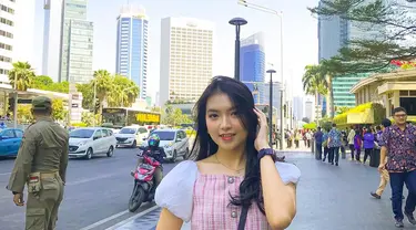 Shania Gracia, member JKT48 Generasi ketiga yang memiliki paras cantik menawan. Hobinya foto-foto, sering membuatnya mengabadikan fotonya di ruang publik. Gaya cantiknya ini membuat Gracia selalu dipuji netizen (Liputan6.com/IG/@jkt48gracia)