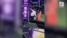 Rekaman CCTV seorang pria melakukan tindakan pelecehan kepada seorang wanita. Akibatnya terjadi perkelahian antar kelompok pria dan wanita tersebut.

 