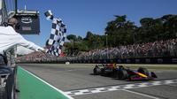 Pembalap Red Bull asal Belanda Max Verstappen berlomba selama Grand Prix Formula 1 Emilia Romagna 2025 di autodrome Imola di Imola, Minggu (18/5/2025) malam WIB. (AFP/Luca Bruno)