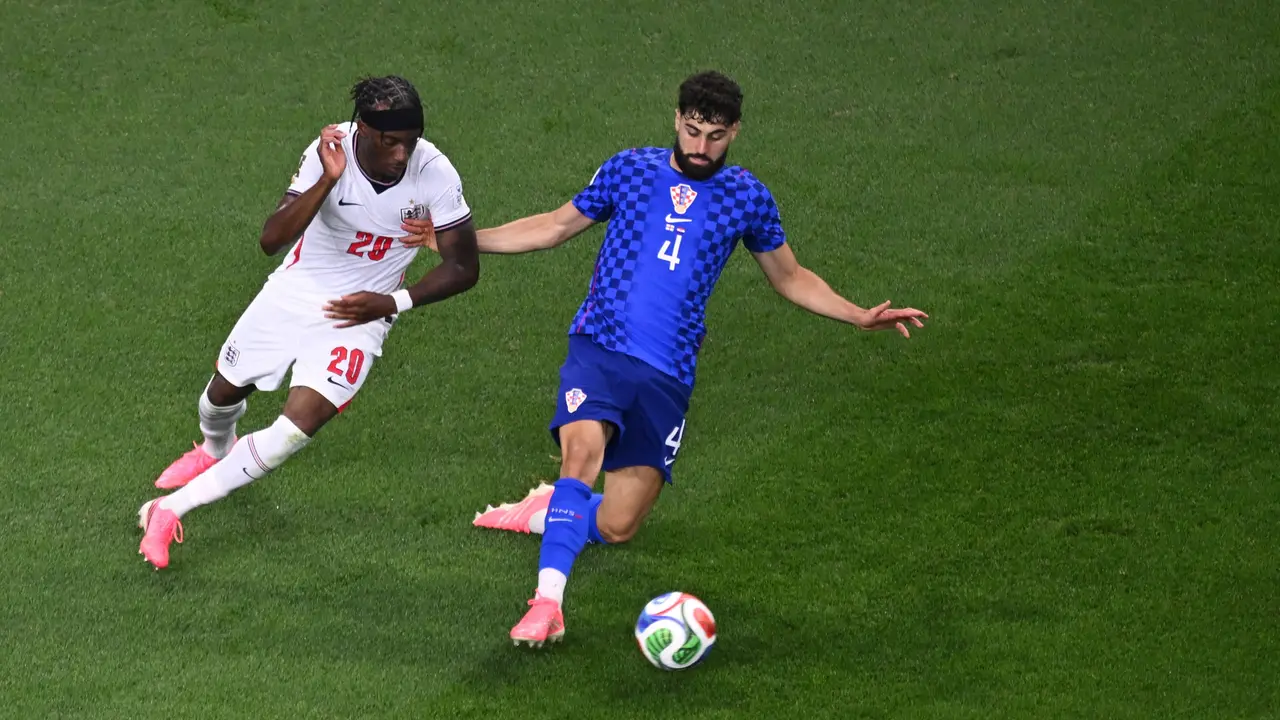 Pemain Kroasia Josko Gvardiol (kanan) berebut bola dengan pemain Inggris Noni Madueke (kiri)