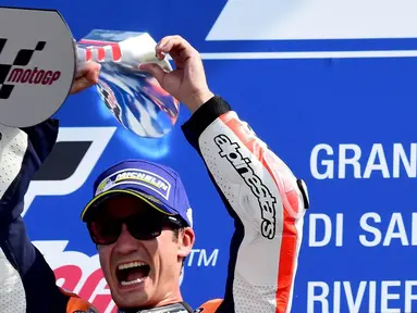  Pebalap Repsol Honda, Dani Pedrosa, tampil luar biasa pada balapan MotoGP San Marino di Sirkuit Misano, Minggu (11/9/2016). Mengawali balapan dari posisi ke-8, pebalap asal Spanyol ini akhirnya merebut gelar juara. (AFP/Giuseppe Cacace)
