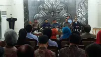 KPPU dan Kadin Indonesia menandatangani nota kesepahaman.