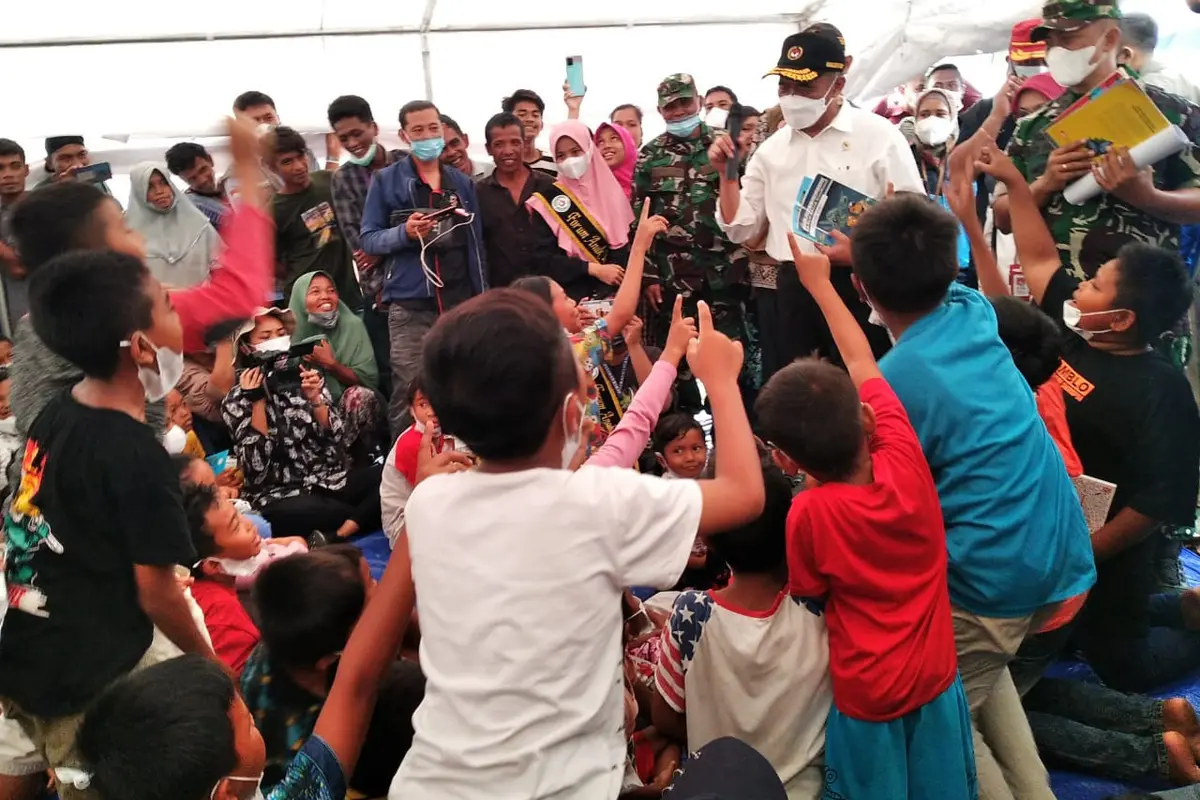 Menko PMK Muhadjir Effendy kunjungi anak-anak korban gempa di Pasaman Barat, Kamis (3/3/2022). (Liputan6.com/ Novia Harlina)