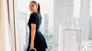 <p>Kali ini Bunga mengenakan black dress dan boots tinggi motif snakeskin. Dilengkapi dengan hand bag, penampilannya terlihat anggun dan asik. [Intagram/bclsinclair]</p>