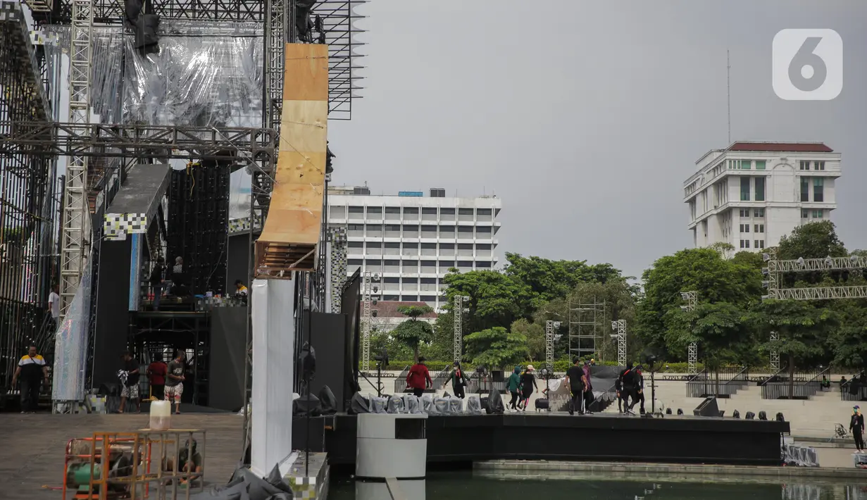 Sejumlah orang melakukan latihan untuk persiapan acara pertunjukan salah satu stasiun televisi di Taman Lapangan Banteng, Jakarta, Rabu (11/3/2020). Pemprov DKI menangguhkan izin sejumlah kegiatan hiburan terkait pencegahan penyebaran virus corona Covid-19. (Liputan6.com/Faizal Fanani)
