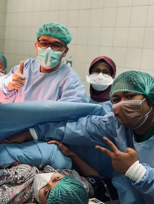 Tiga potret dibagikan Marshel melalui akun instagramnya yang sudah terverifikasi. Satu potret sang buah hati, potret kedua menemani sang istri proses persalinan dan ketiga potret seperti setelah melakukan pernikahan. [Instagram/marshel_widianto]