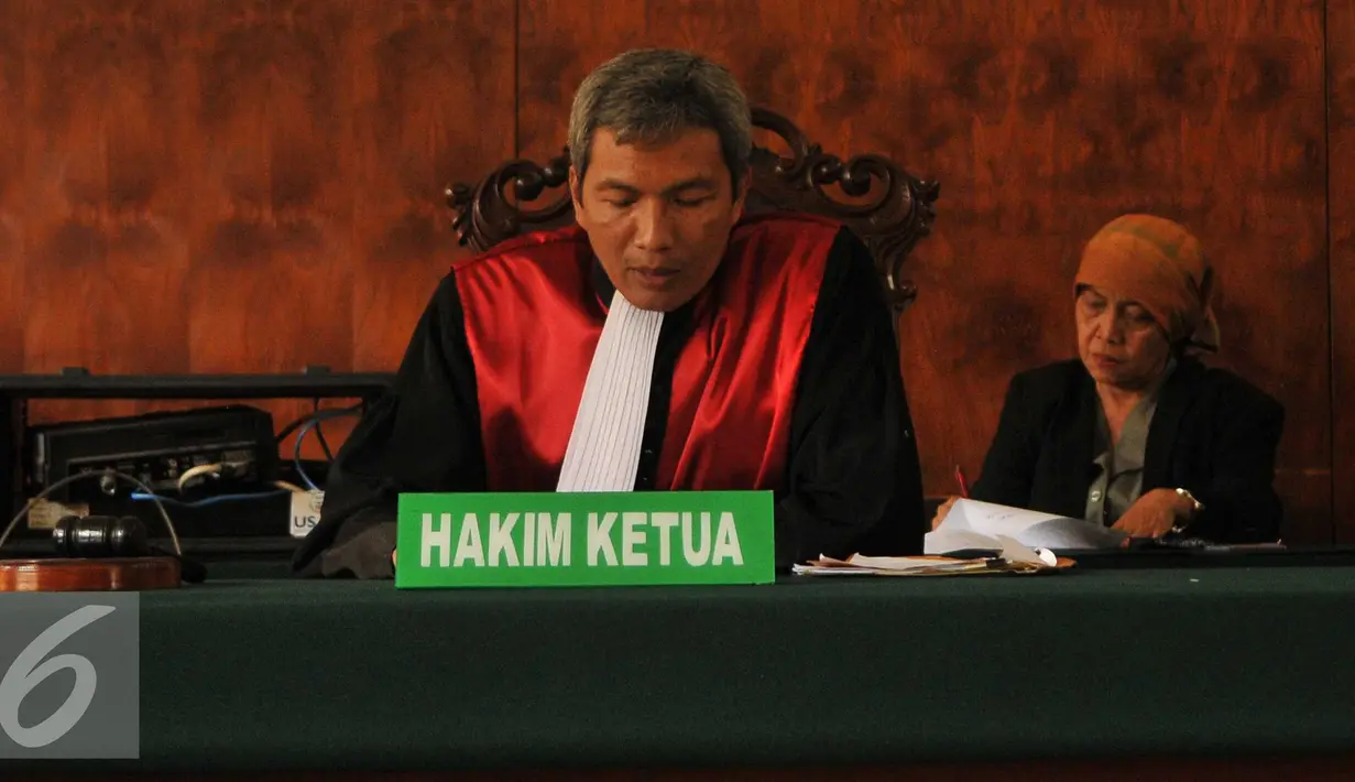 Ketua Hakim, Sutarjo membacakan putusan saat sidang praperadilan di PN Jakarta Pusat, Senin (2/11). Majelis tidak menerima gugatan peradilan dari MAKI dan menerima eksepsi termohon KPK terkait kasus Bank Century. (Liputan6.com/Gempur M Surya)